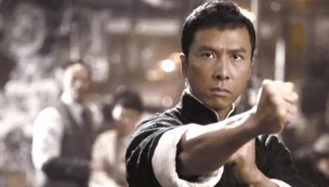 2008年，黄百鸣筹拍《叶问》时，他邀请李连杰出演叶问，可李连杰的片酬太高要1个