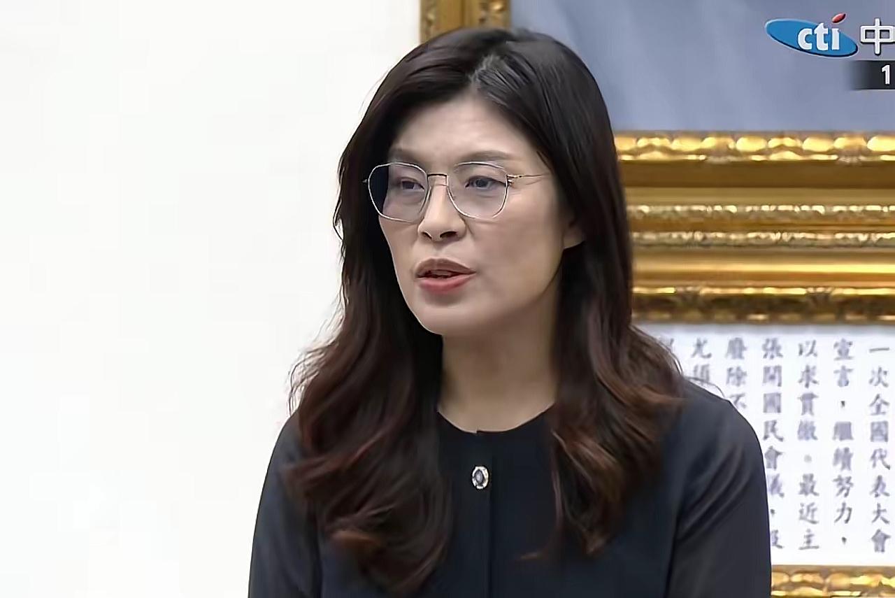 郑丽文在11月12日召开的国民党“中常会”上宣布了一个非常重要的决定，表示自己要