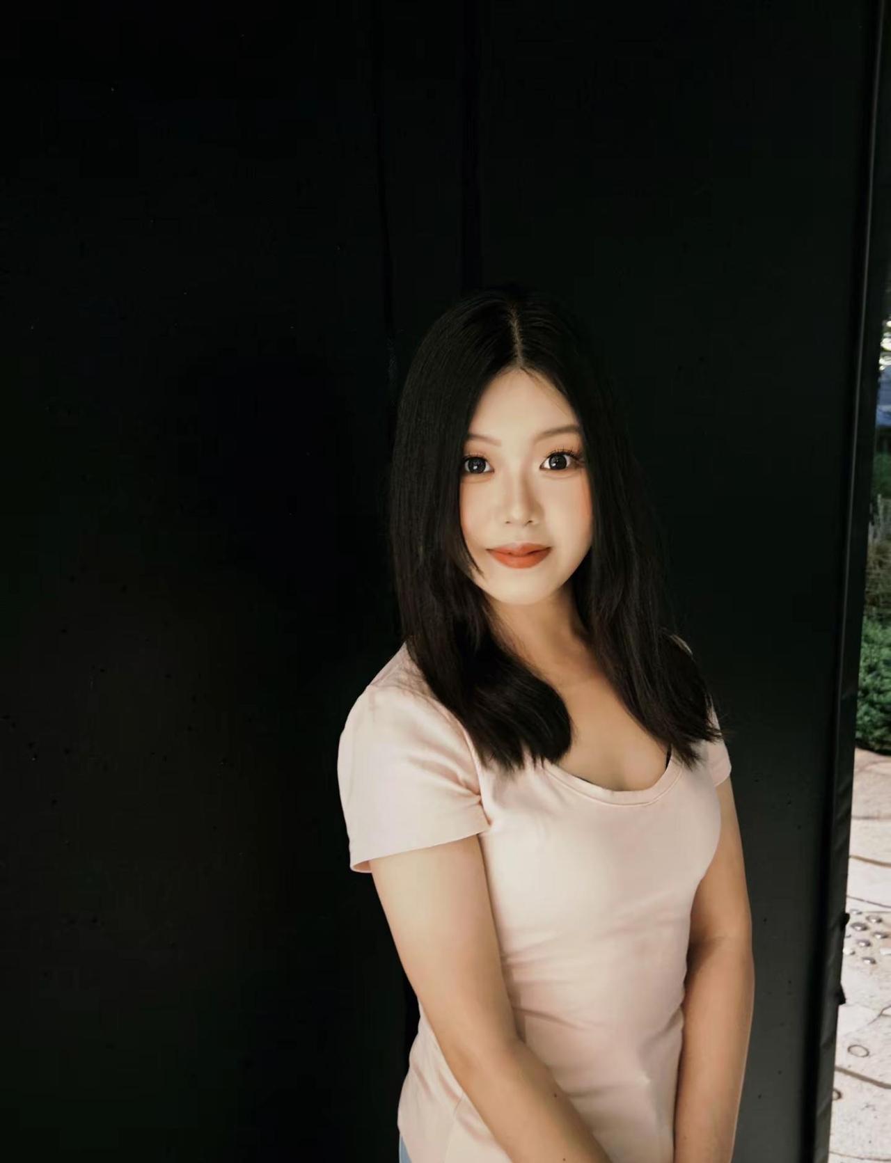 安静的晚上粉色系闪光灯后置一起野个好身材女孩