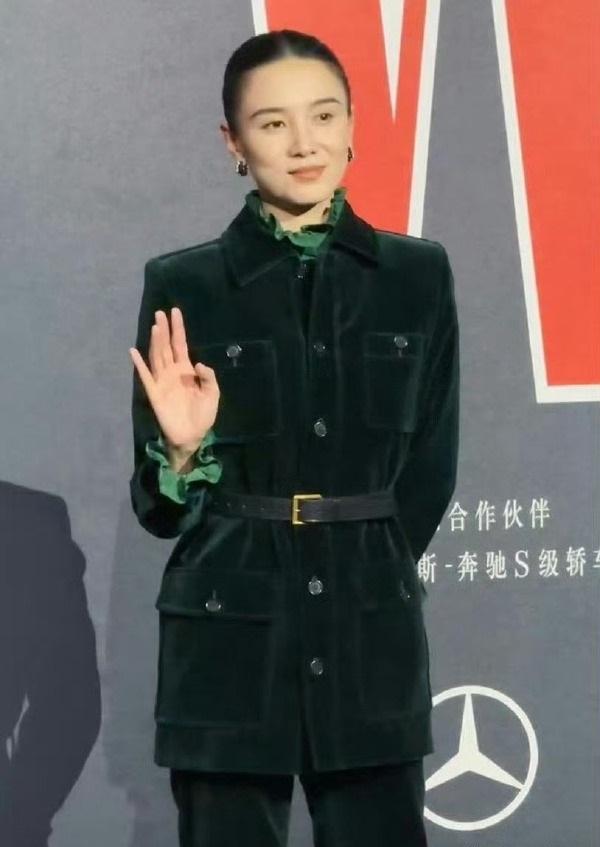 今天宋佳在出席时尚活动的时候搭配了一身墨绿色的衣服，看起来格外的潇洒。宋佳的
