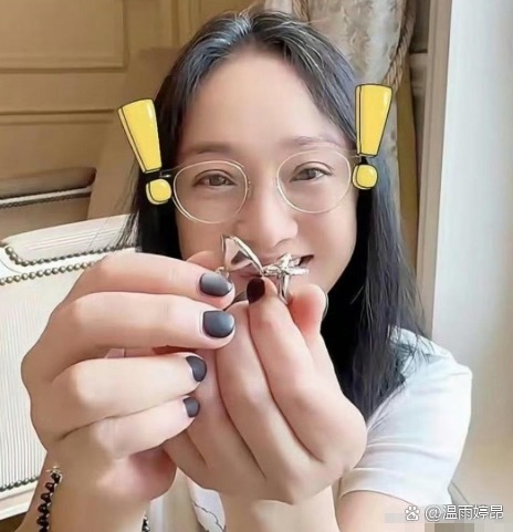 51岁的周迅，白头发多了，看上去好真实，好随意啊。
