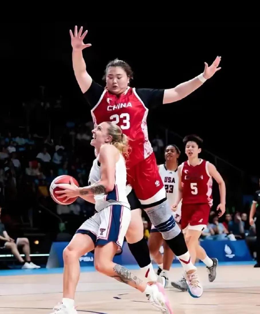 这就是典型的老鹰捉小鸡!在此次大运会中国女篮以81-69战胜美国队的比赛中，大宝