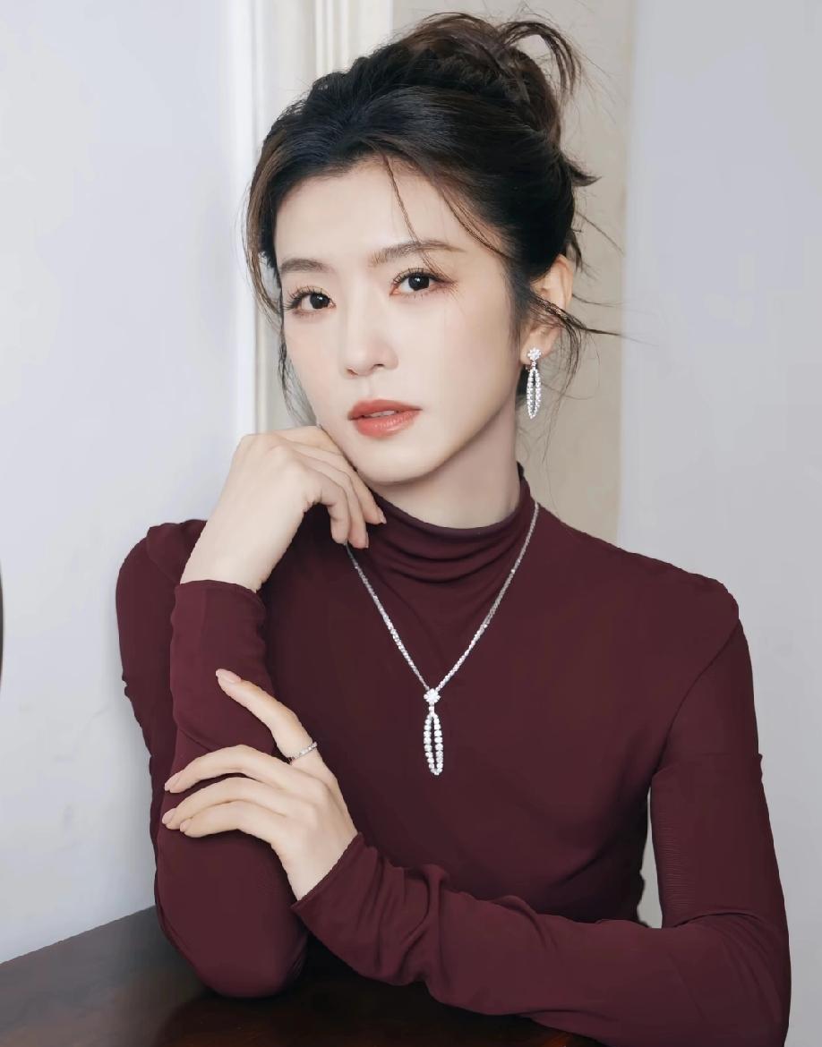 你肯定见过太多昙花一现的“美”，但李云霄的存在，是在打整个“网红审美”的脸。她