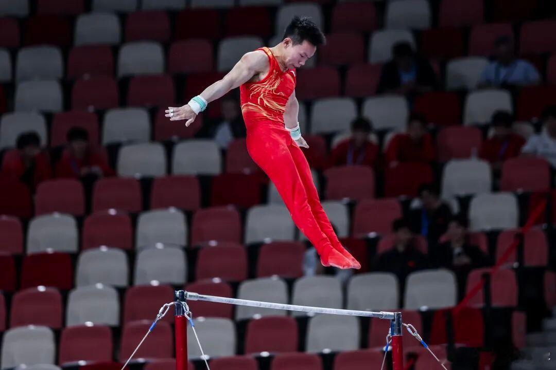 体操全锦赛男子个人全能决赛，杨皓楠以总分83.631分摘金，张博恒以82.832
