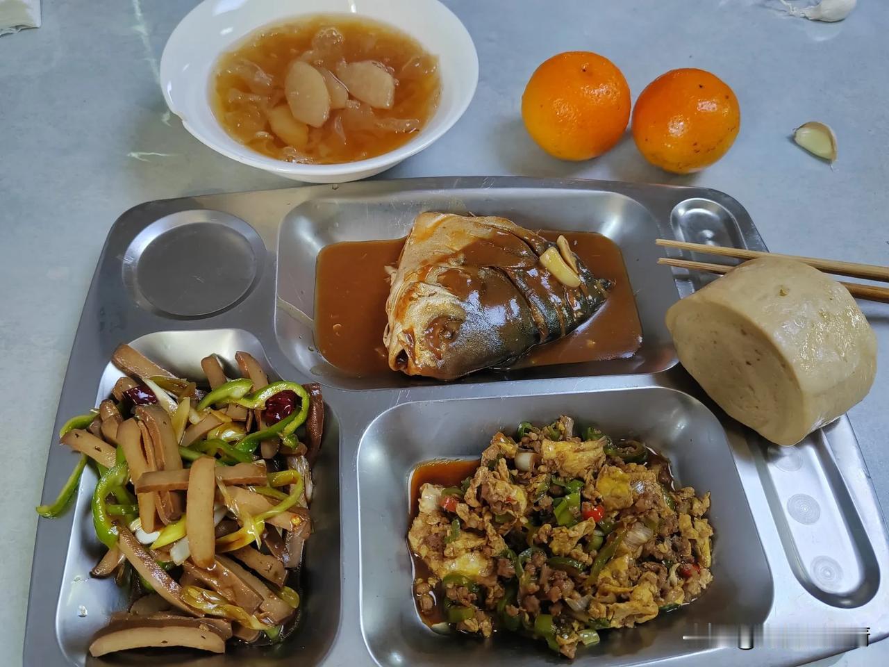 晚餐准备好了，金鲳鱼也烧上了，趁着这会没事，赶紧到餐厅里坐一坐，休息一会，三副正