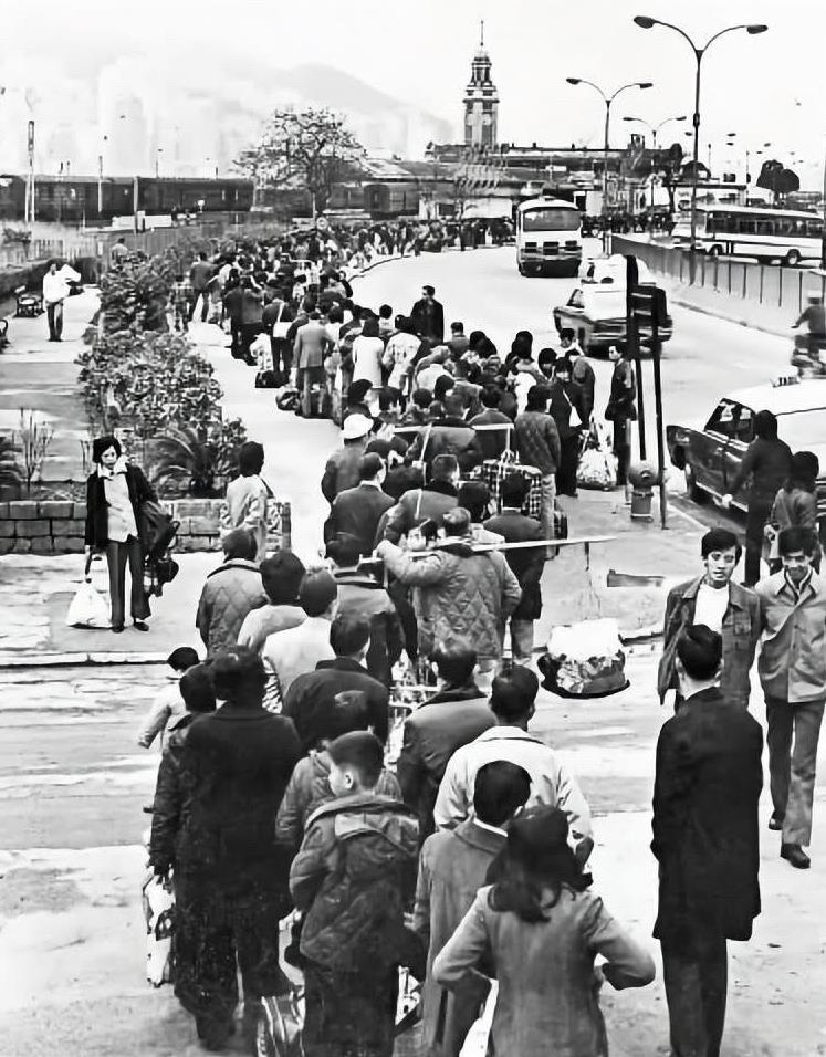 老照片：上世纪70年代回乡探亲的香港人.