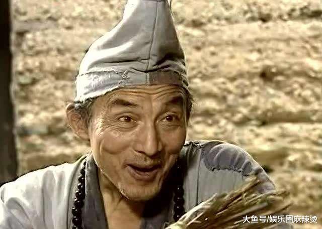 86岁"济公"游本昌近照曝光 再现经典造型 手拿"破扇"帮人算姻缘
