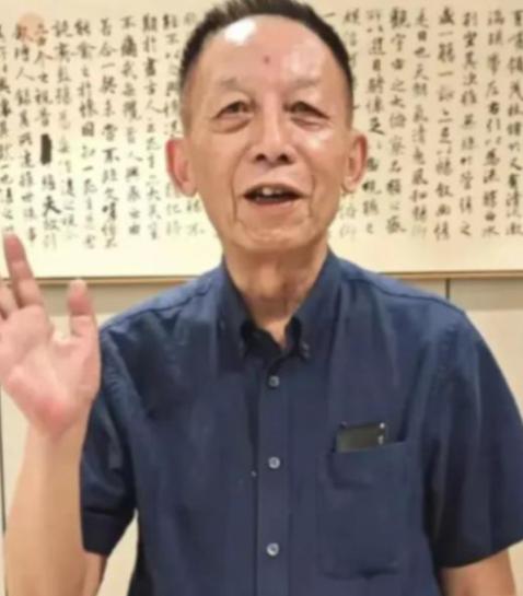 41岁的武汉大学副教授易中天递交完辞职信，头也不回地走了："在这里待11年，连个