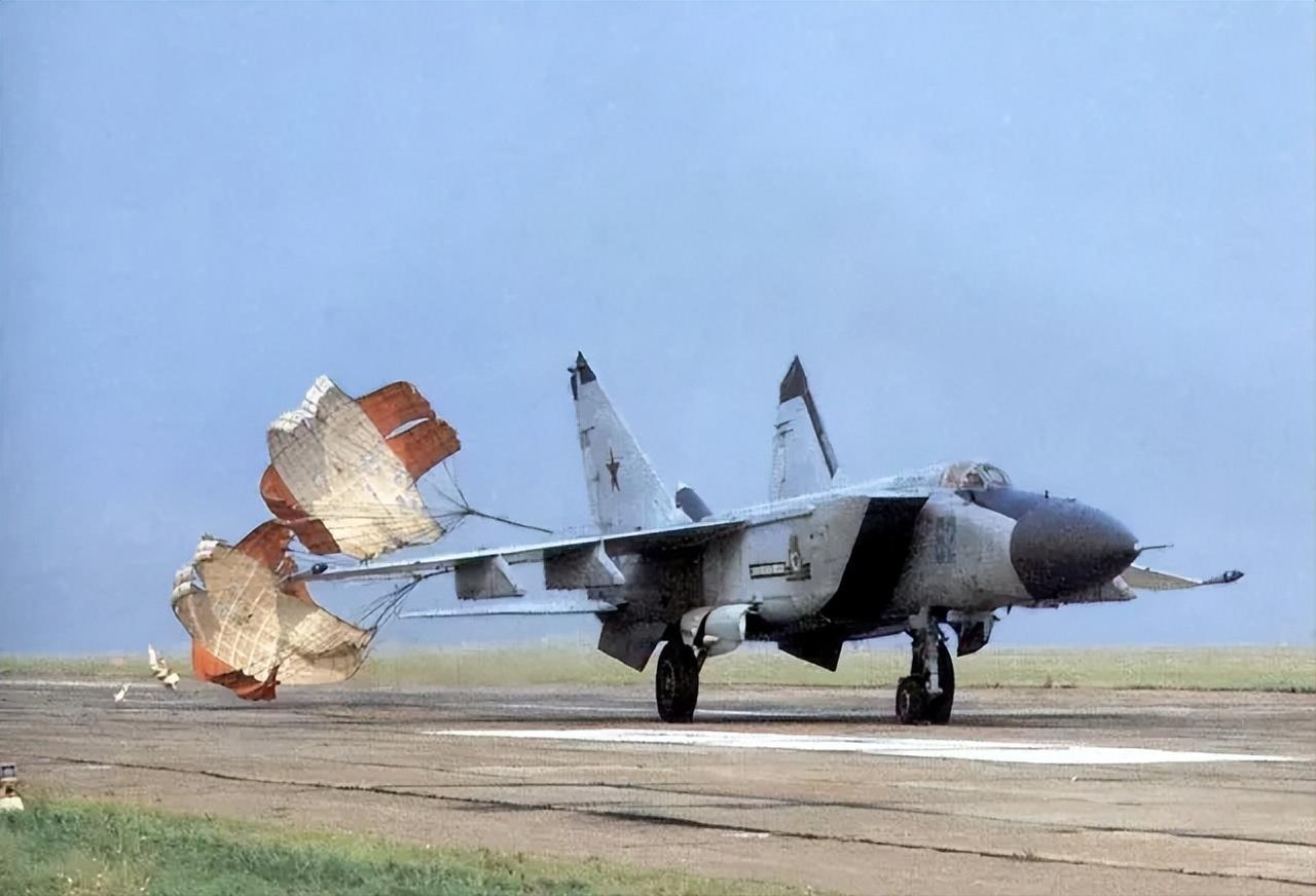 1997年3月，张军生驾驶战机起飞训练，突然，座舱内一丝异常的声音引起了他的警觉