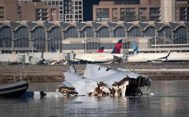 美军南海坠机捞出！3个问题戳破打捞真相，根本不是为了修飞机美军在南海坠毁的2