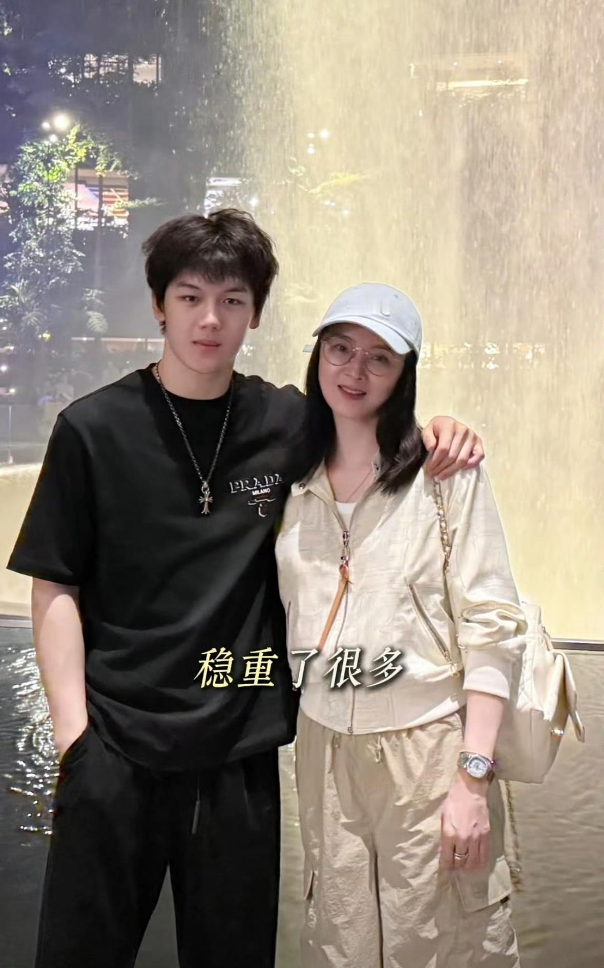 抛开王艳儿子的颜值不说，至少“晴格格”的颜值还是很权威的🥰51岁，还是少妇气