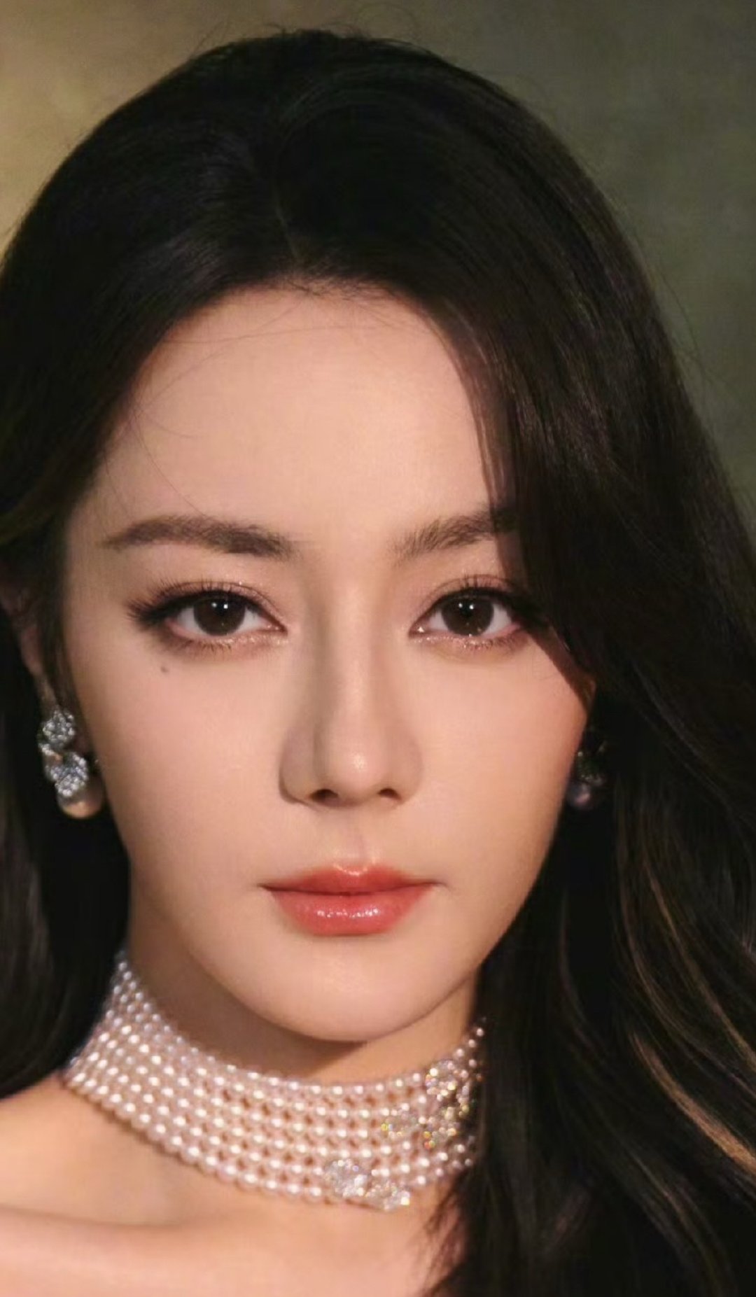 妆容其实都是好看精致的，差别在于大众审美五官是杨紫这样的​