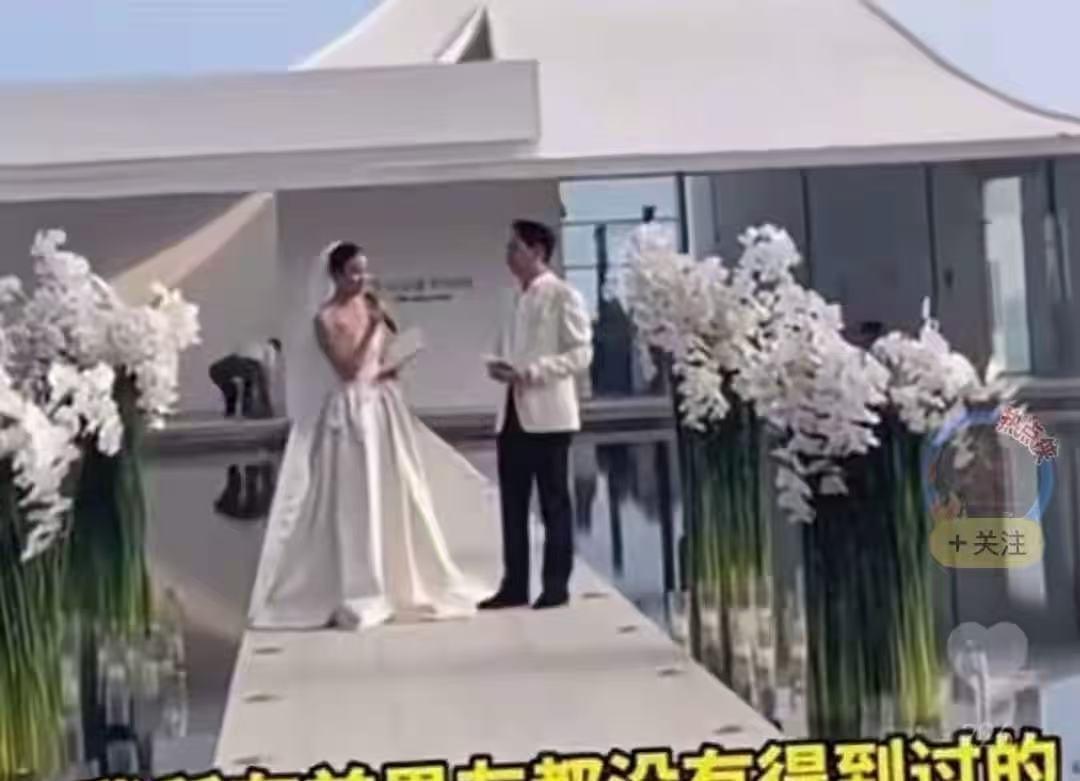 这就是典型的"低情商"！婚礼仪式上，新娘当着台下亲朋好友的面，拿着喇叭对新郎说：