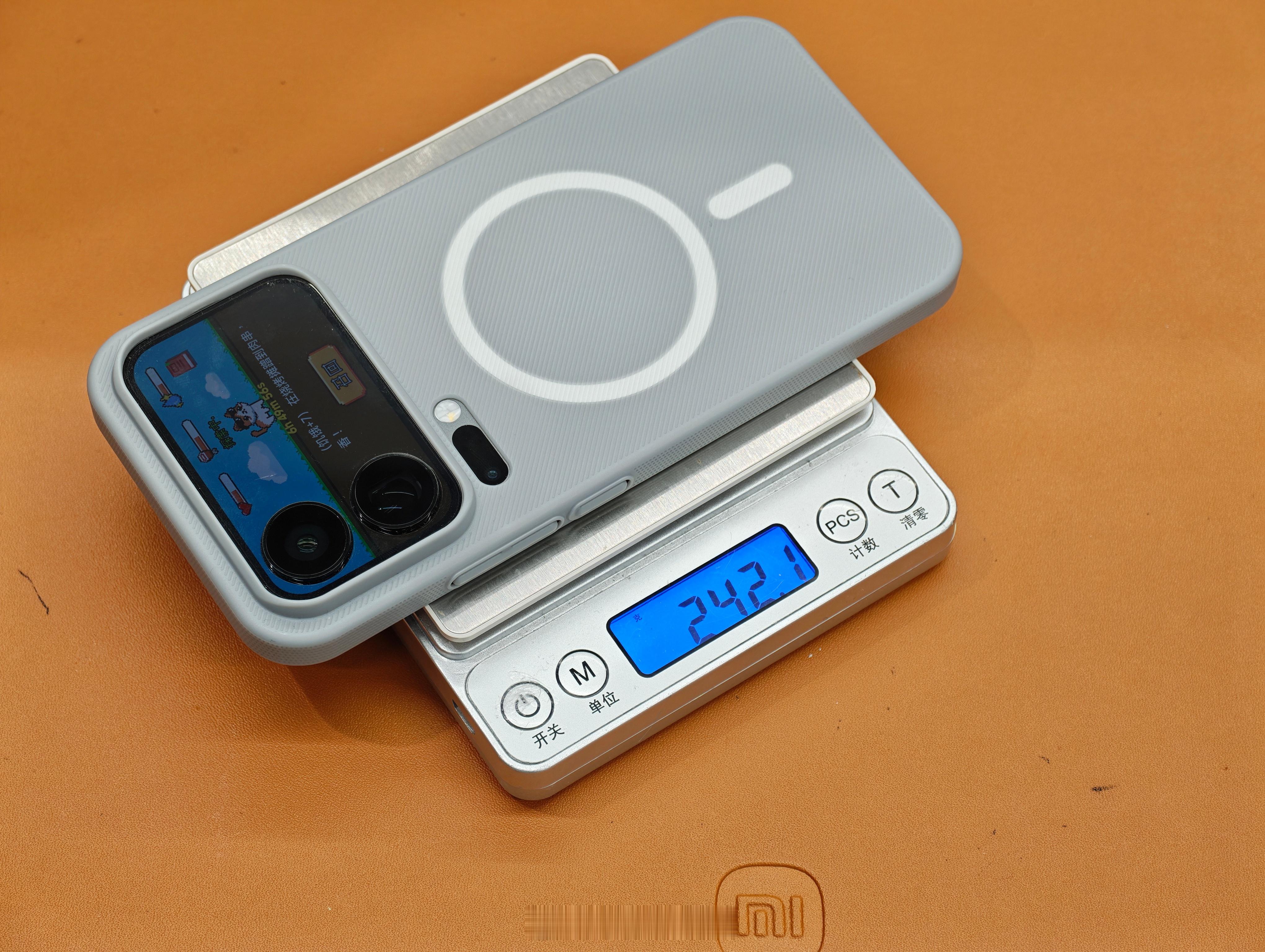 手机厂商费尽精力把手机做轻薄，敌不上用户贴膜戴套，你看，同款小米17ProM