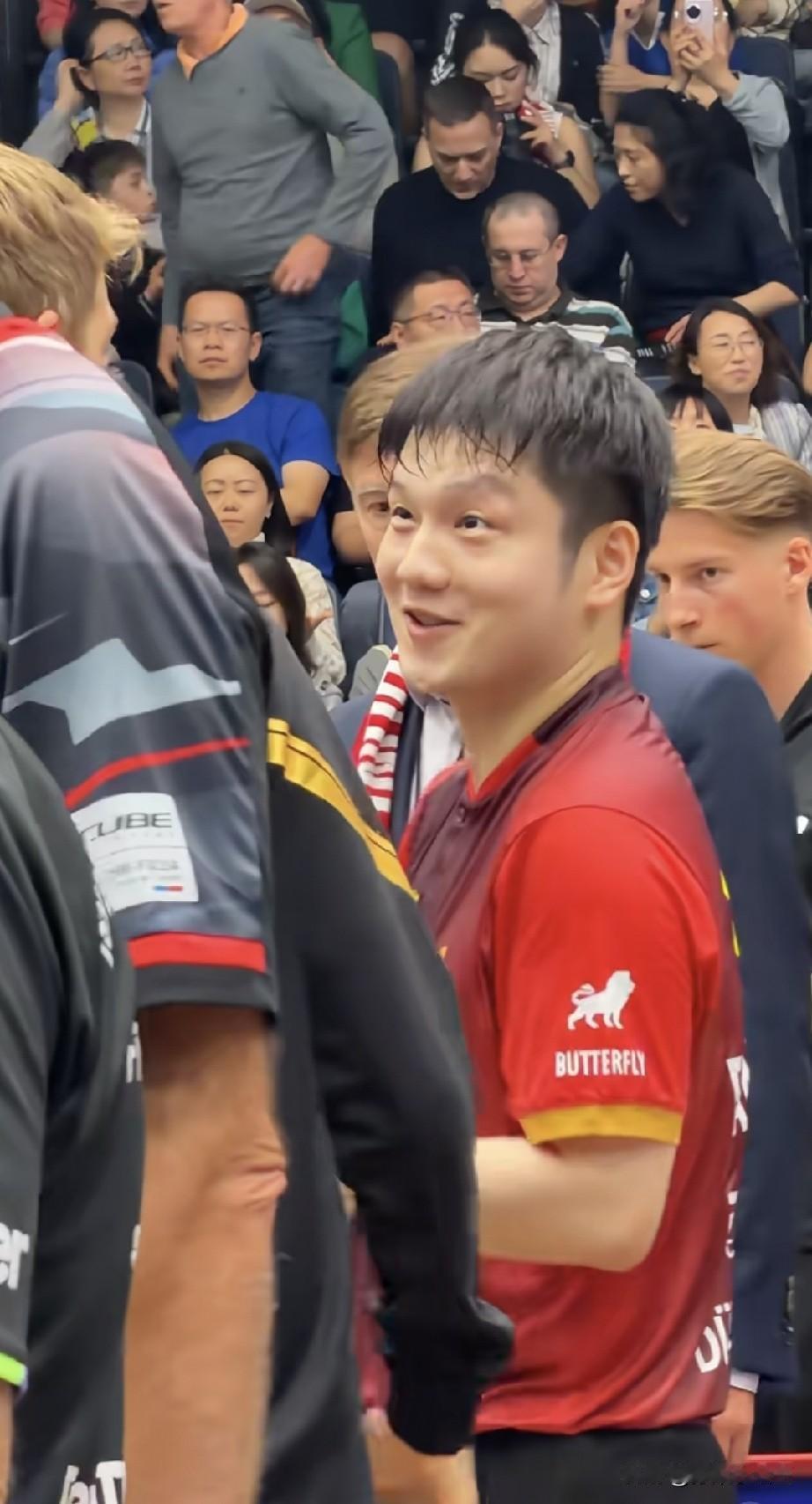 樊振东杜塞尔首战，一单两胜后，大家发现他得表情了吗？东哥和安东交流的时候，