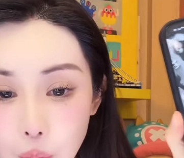 7月16日，韦雪破防，刚分手的前男友，跟离婚十年的前夫哥见面了，还拍视频合体比心