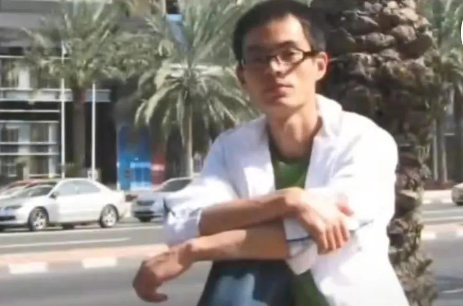2009年，杭州一小伙放弃迪拜高薪厚职，哄骗家人说去旅游。谁料，到了地儿却不想回