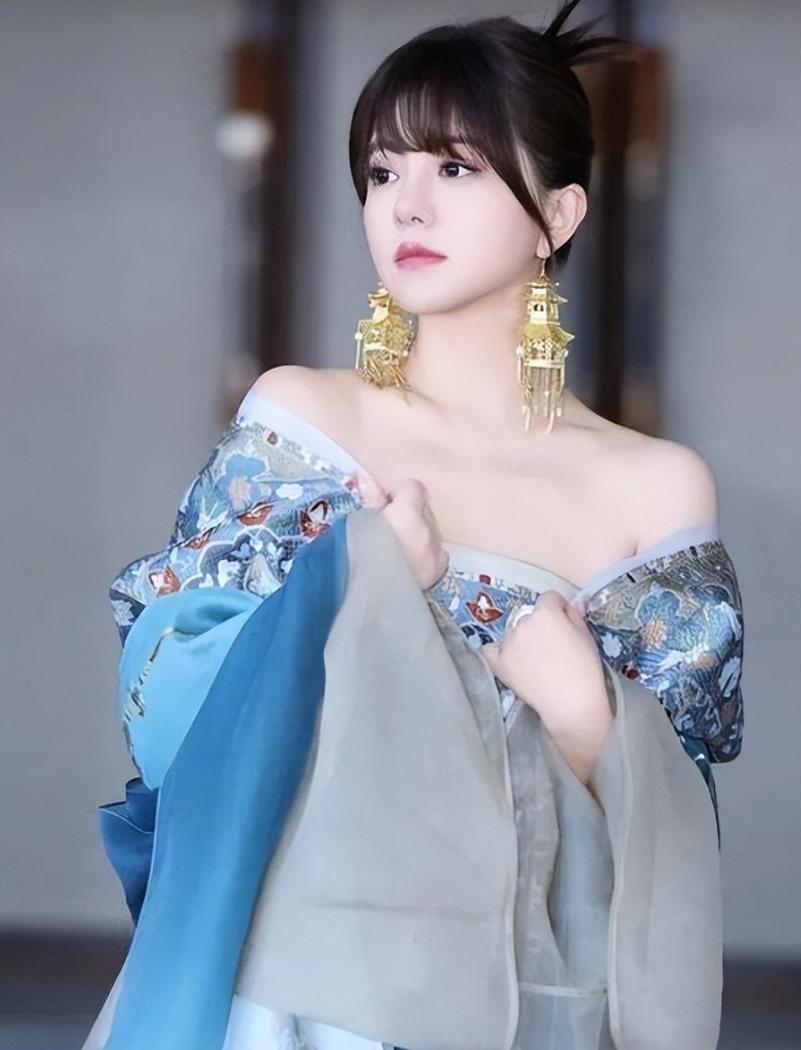 21岁打败王菲，一首歌躺赚上亿！内娱最狠隐形富婆：阿兰的封神人生当其他女星