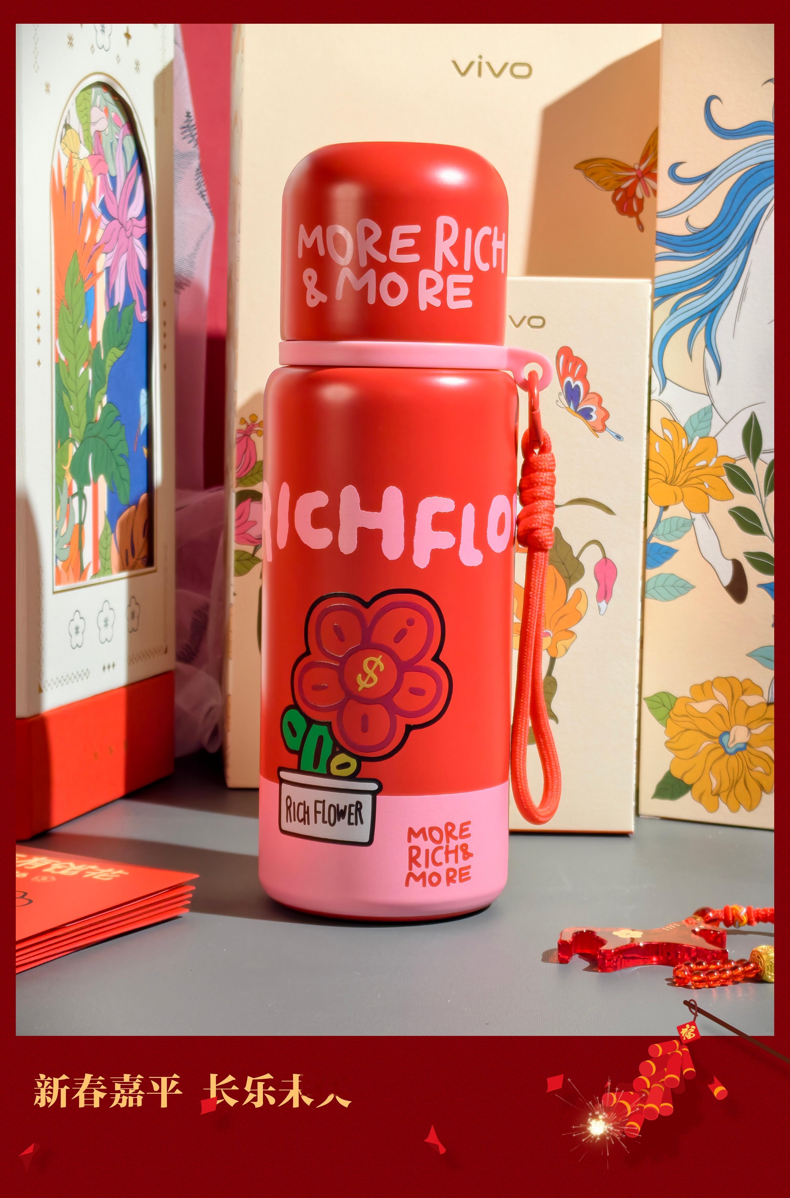 收到啦vivo的新年祝福有保温水杯、精美的琉璃挂件、100%羊毛围巾、车载香薰，