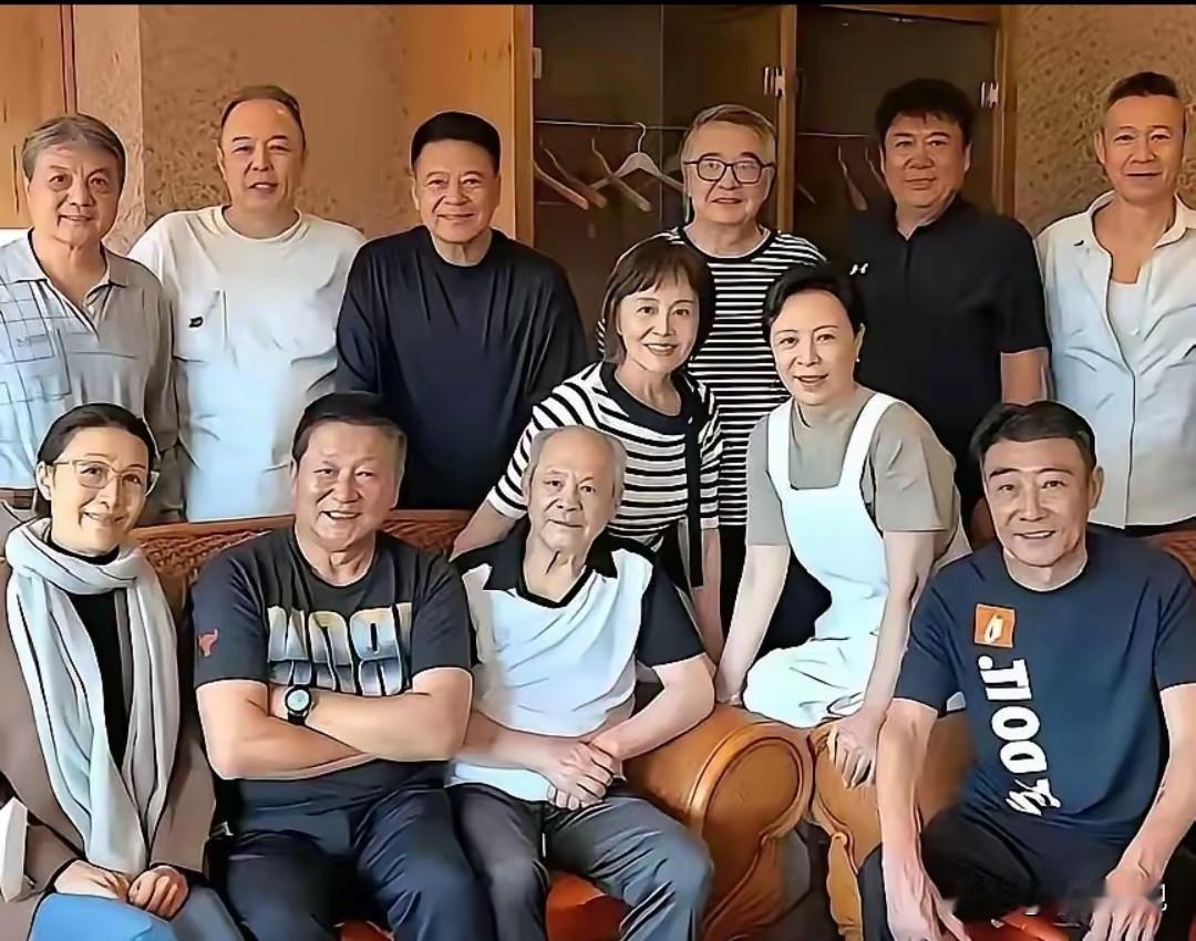 仔细一看，后排认出气质尔雅的张铁林，气色盈和的颜世奎，仪表不俗张潮，还有身材健硕