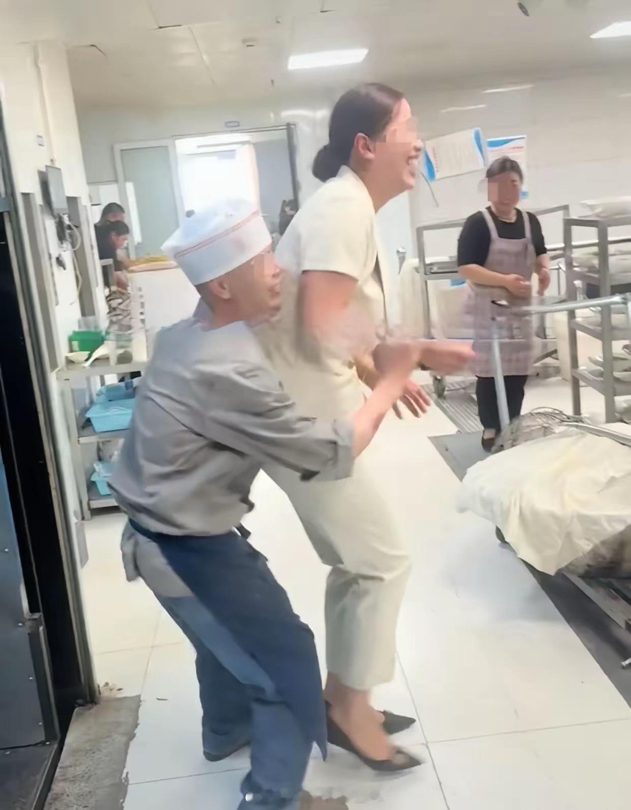 邯郸厨师抱起老板娘转圈，失手一幕笑翻全网，玩笑过了火！