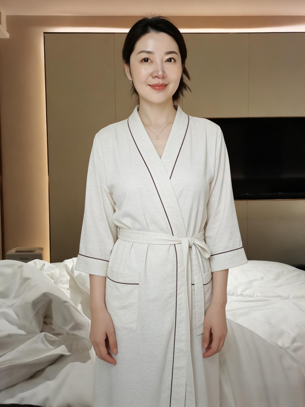 你穿着一身月光把夜色揉成温柔的模样黑边是夜的剪影白衫裹着未醒的梦香你抬手