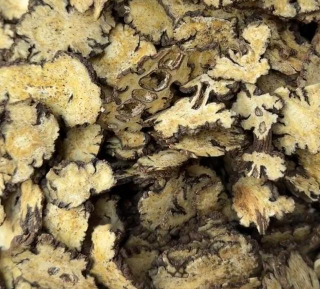 高血糖绝非“不可控制”！一味中药化瘀通络稳血糖在临床中，我常遇到这样的患者：