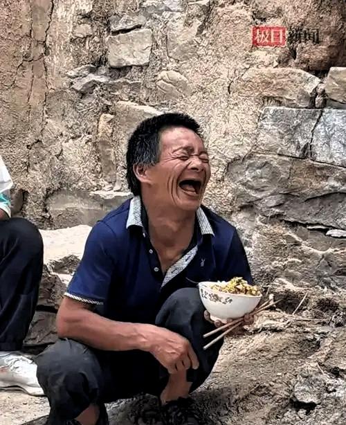 山西长治，村民秦海松先天聋哑，还有智力障碍，生活不能自理。父母相继去世后，他无依