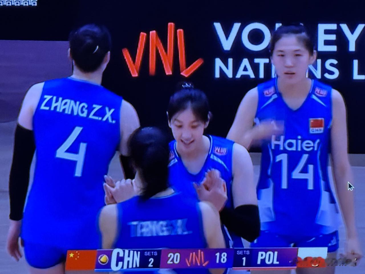 庄宇珊打疯了，中国女排“闪击波兰”，拿到三连胜！👍🏻~庄宇珊25分，全场