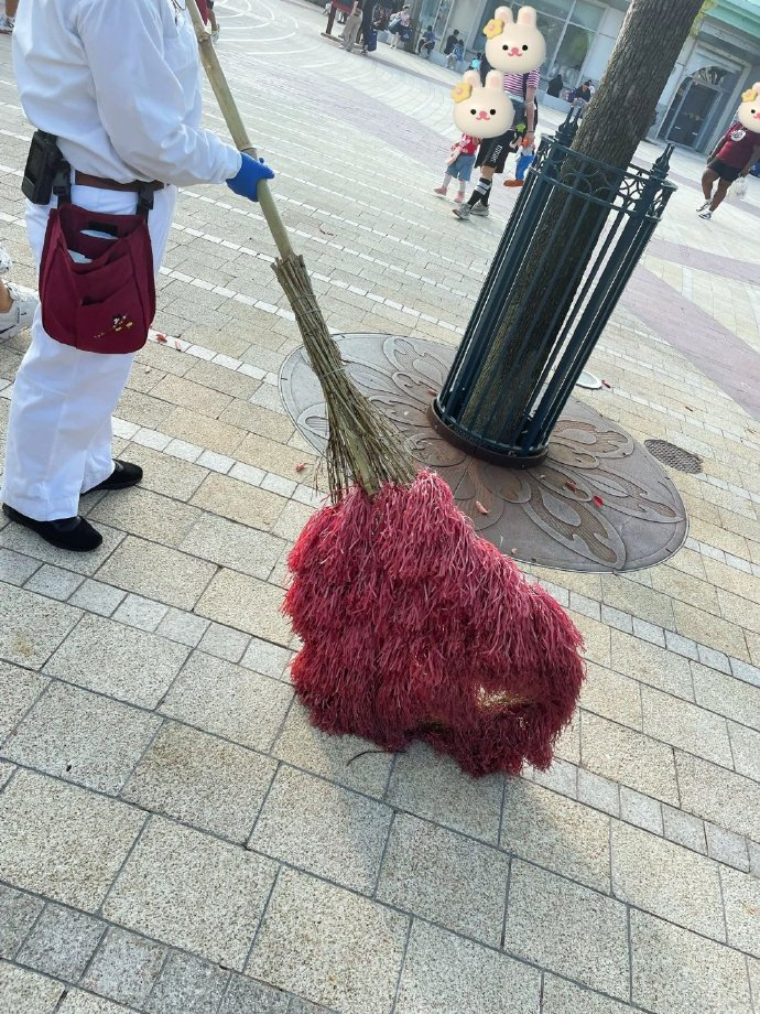 游乐园连扫把都是粉色的