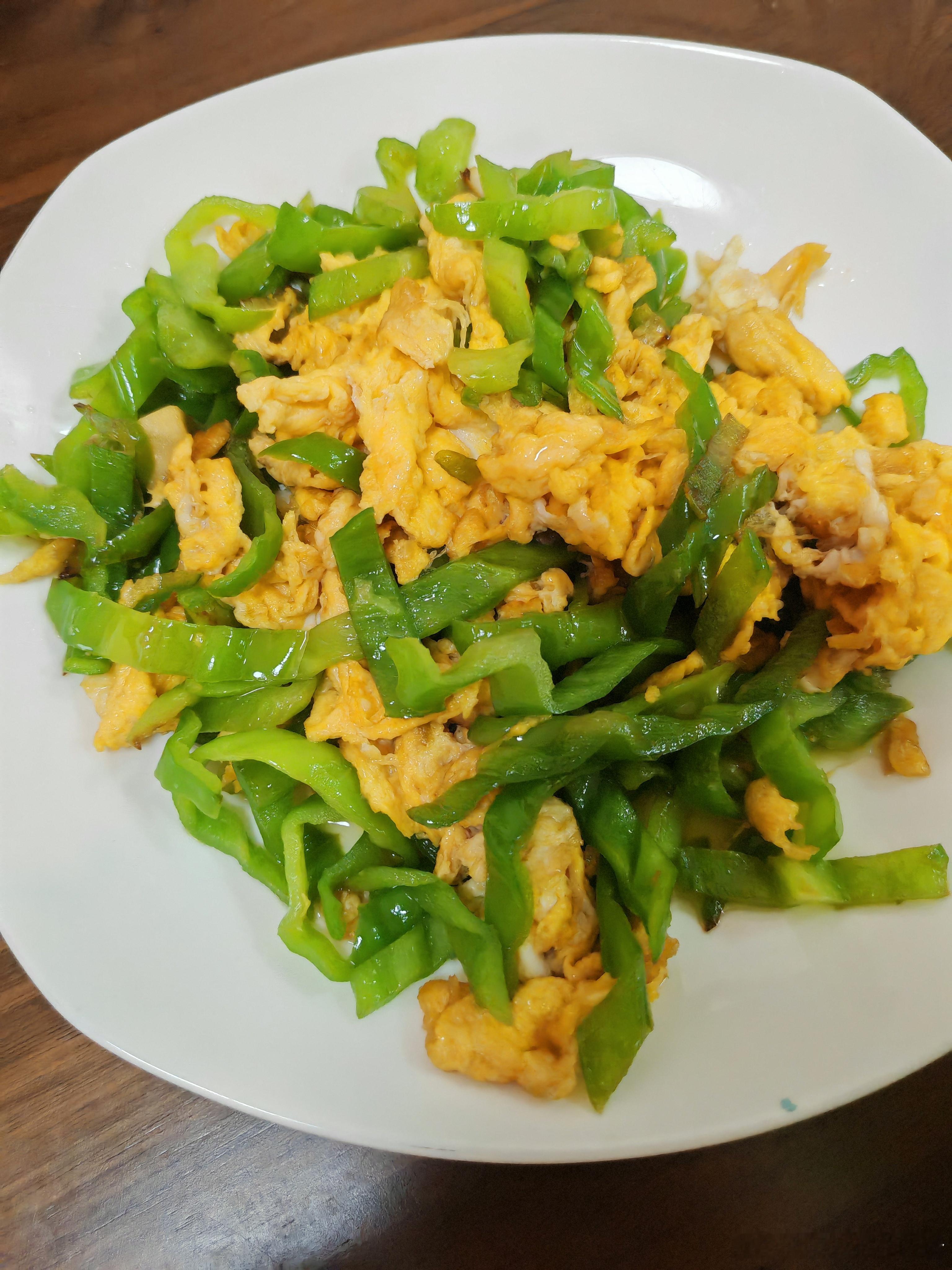 开饭啦，终于吃上四个菜了。