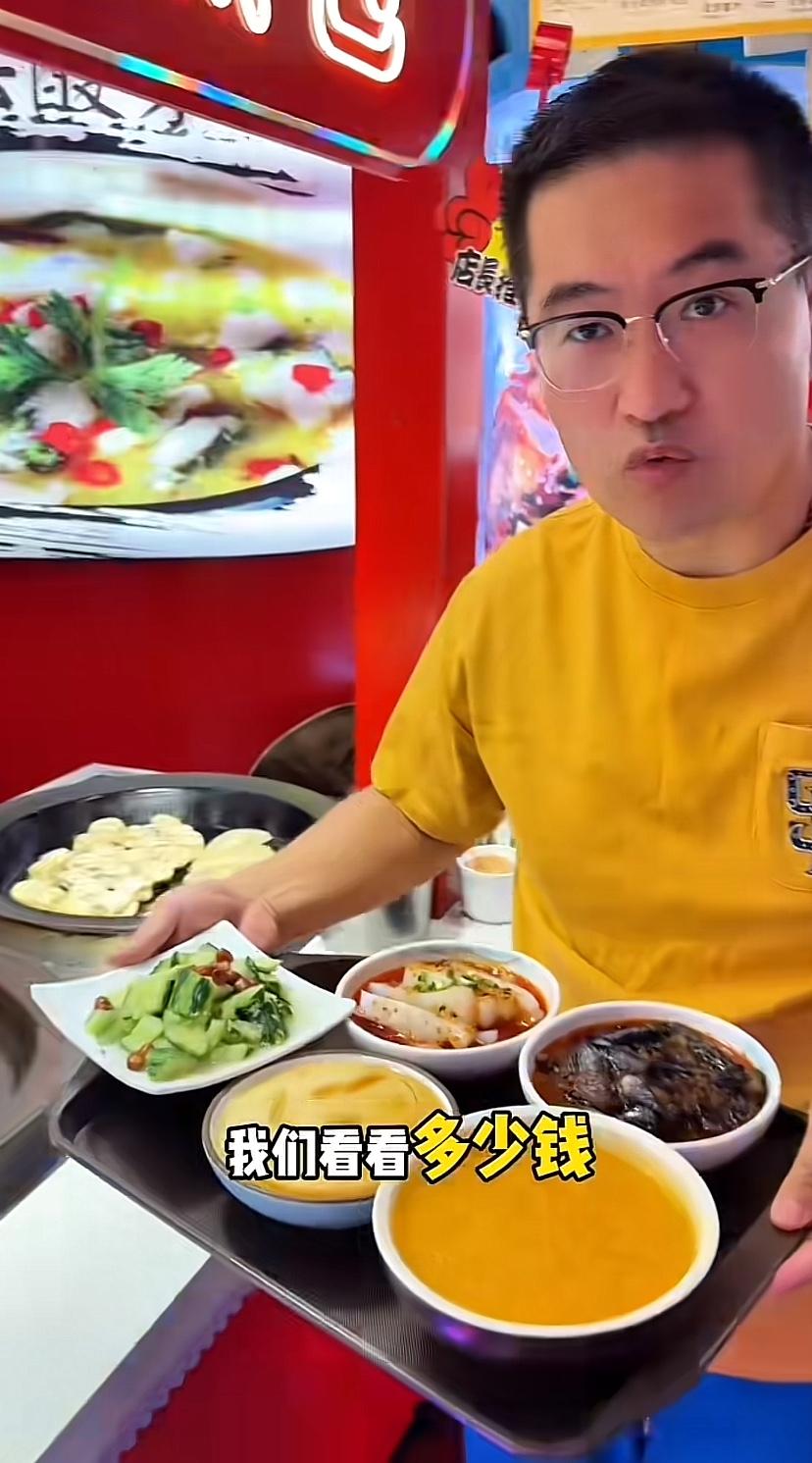 上海的物价，真对得起一线城市定位。一男点了4个小菜一碗粥花了129元，凉拌黄瓜2