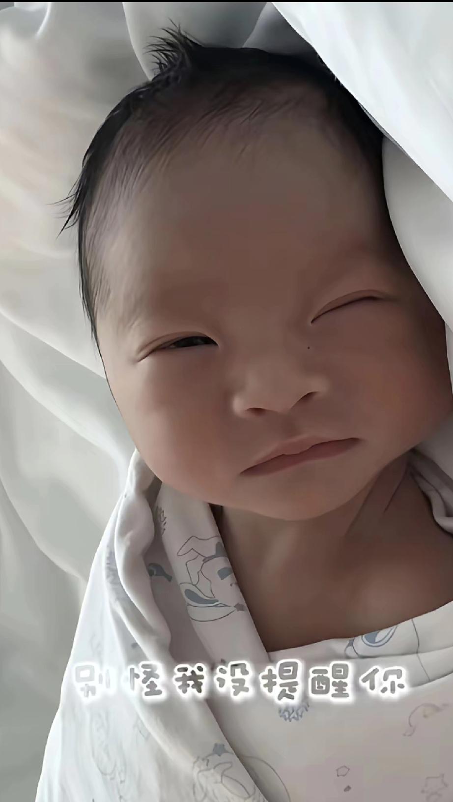 今天是初十，马筱梅晒宝宝，给大家送喜了！汪小宝三连拍动态照，婴儿肥的脸蛋像小