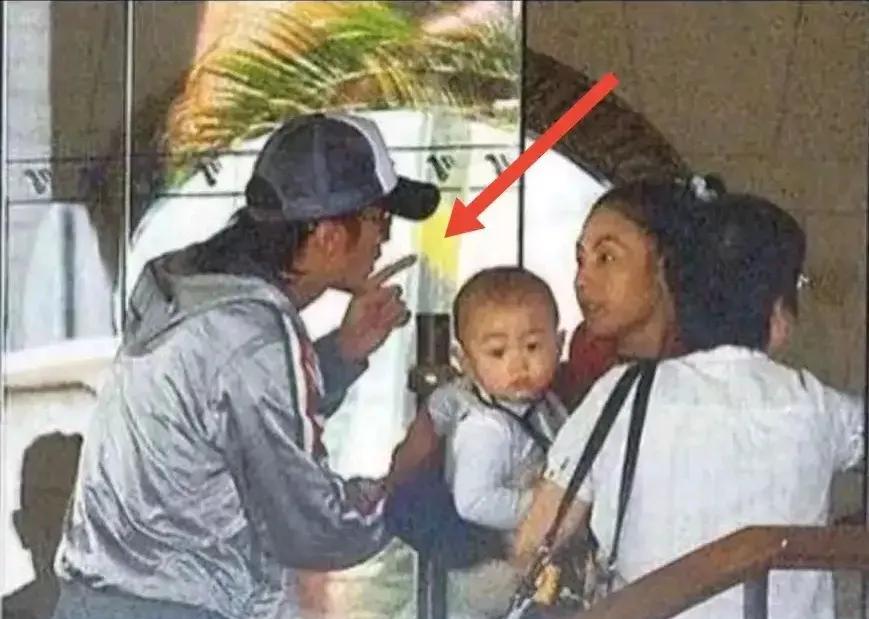 一张老照片，揭开张柏芝的婚姻真相当年张柏芝和谢霆锋离婚后，张柏芝说自己又要带孩