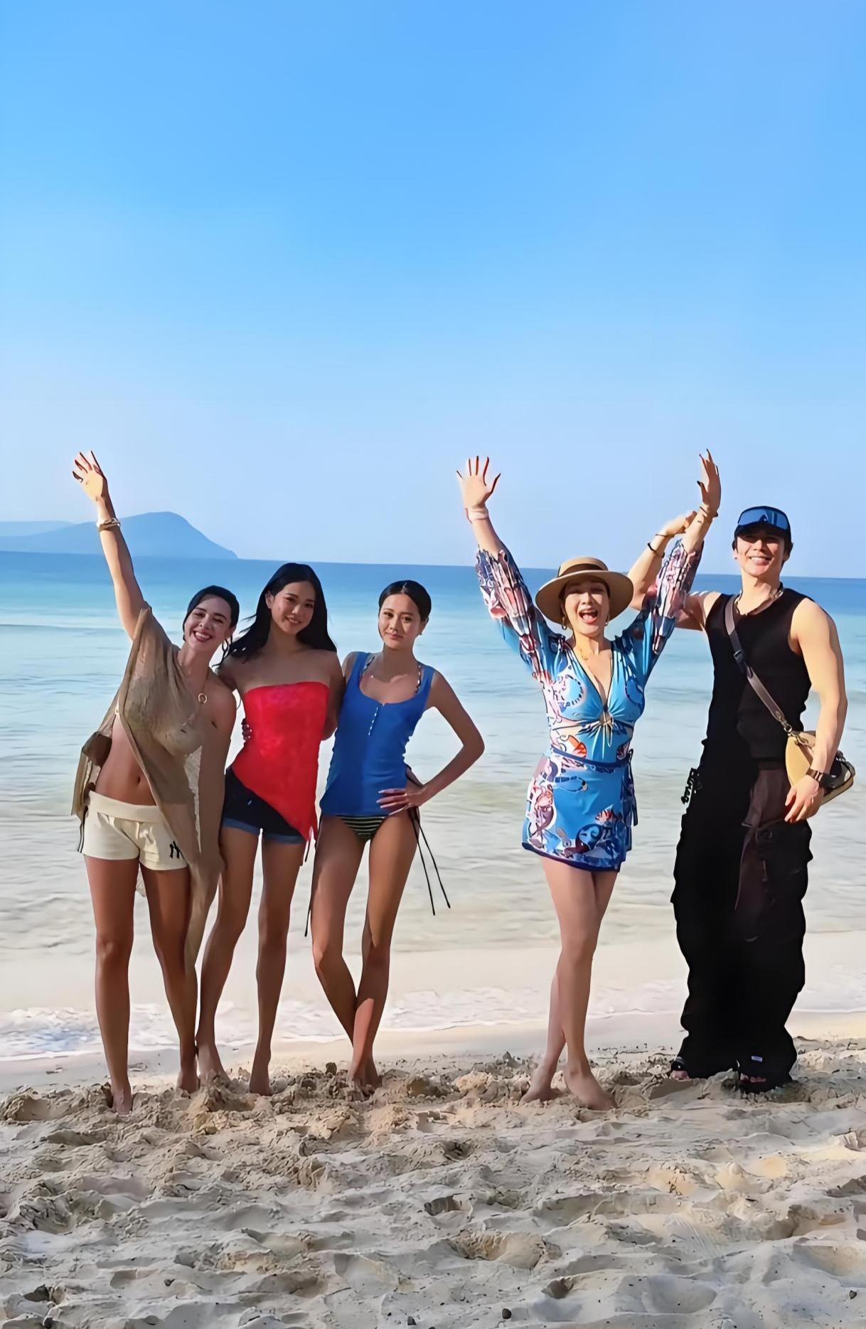 钟丽缇张伦硕一家海边度假太养眼了，身材比例太好了，全家都是大长腿。钟丽缇虽然55