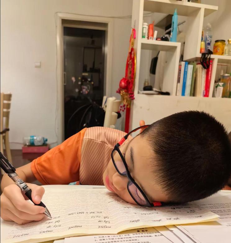 别叫醒她！初三女儿深夜累晕在床上，我当9年老师第一次吼家长：你是在害命！昨晚1