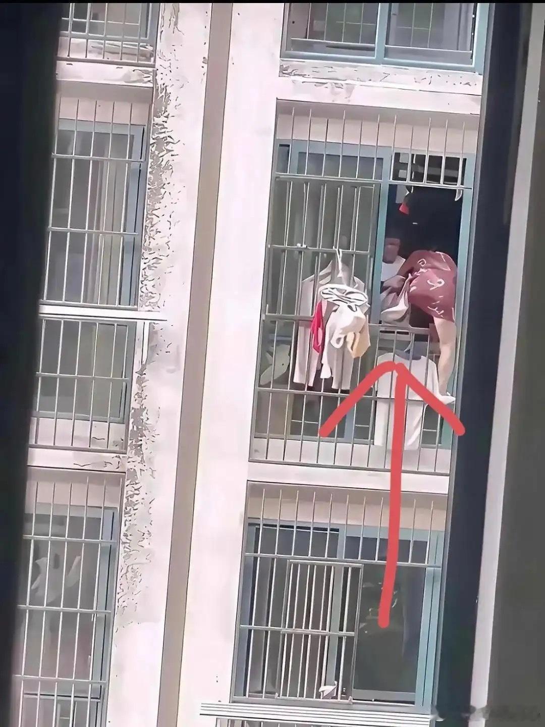 不懂就问为什么楼梯不走要爬窗口