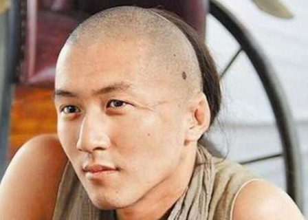2012年，谢霆锋被查出皮肤癌，第一时间给张柏芝打了电话：“虽然咱俩离婚了，但希
