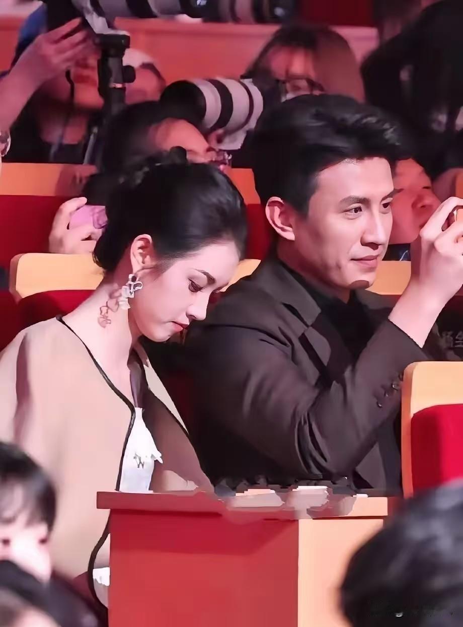 都说人会说谎，但肢体语言最真实。红果盛典上，刘萧旭和郭宇欣的座位安排就让CP