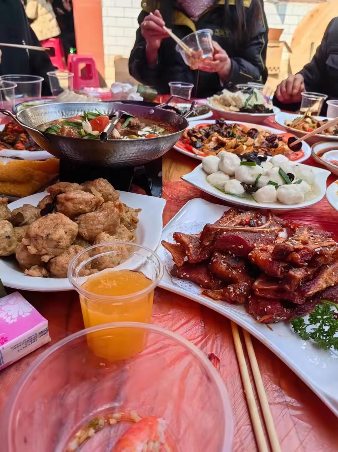 办不起就别办！男子去吃酒席，结果到一点了还不发筷子，新人还忙着在舞台上走流程，男