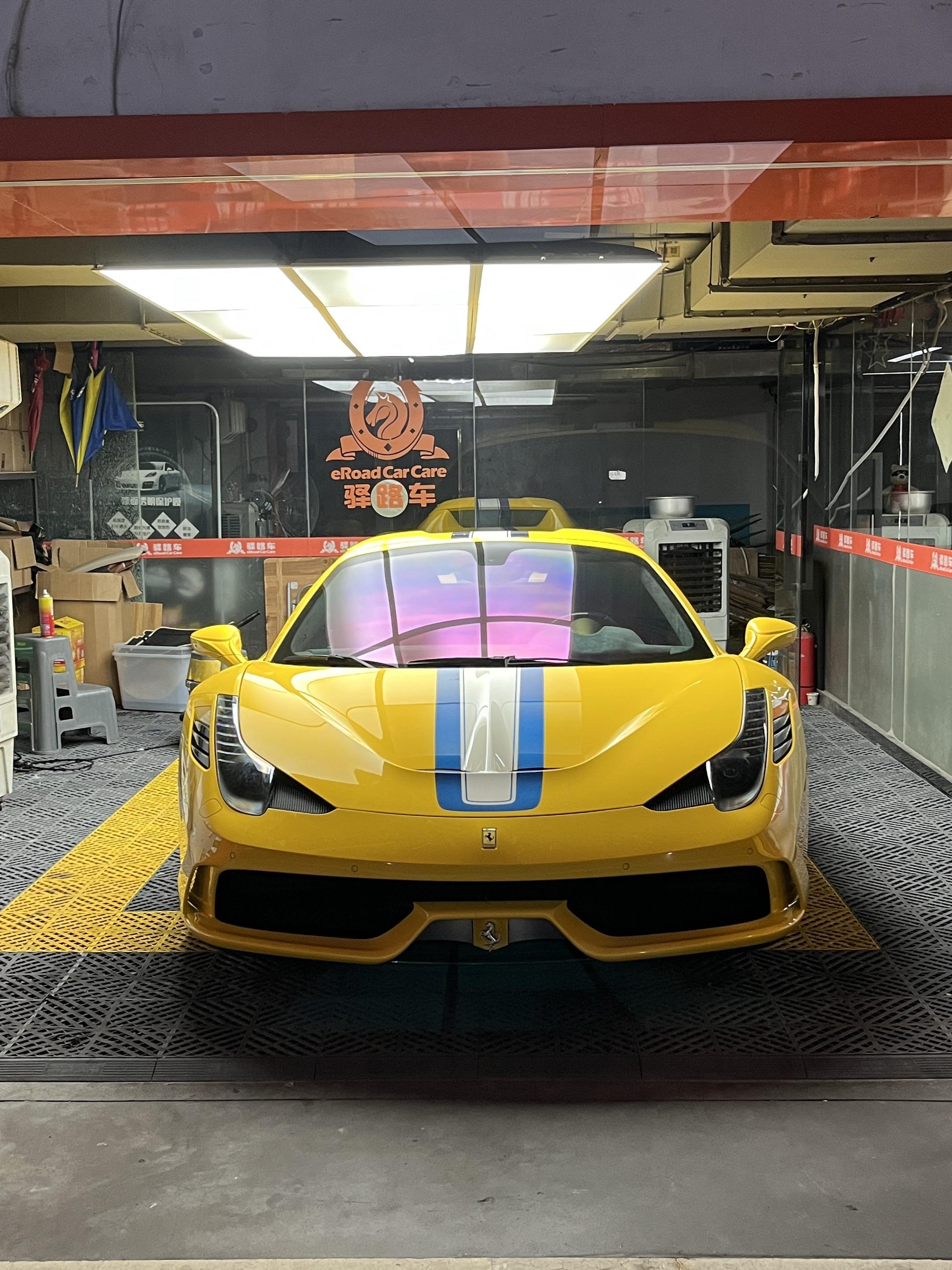 蓝碳458spA一台很稀有的赛道法拉利