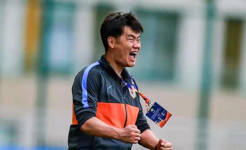 李霄鹏回山东泰山当领队，你真敢想呢！1、球迷也是啥都敢编，李霄鹏离开海牛回山东泰