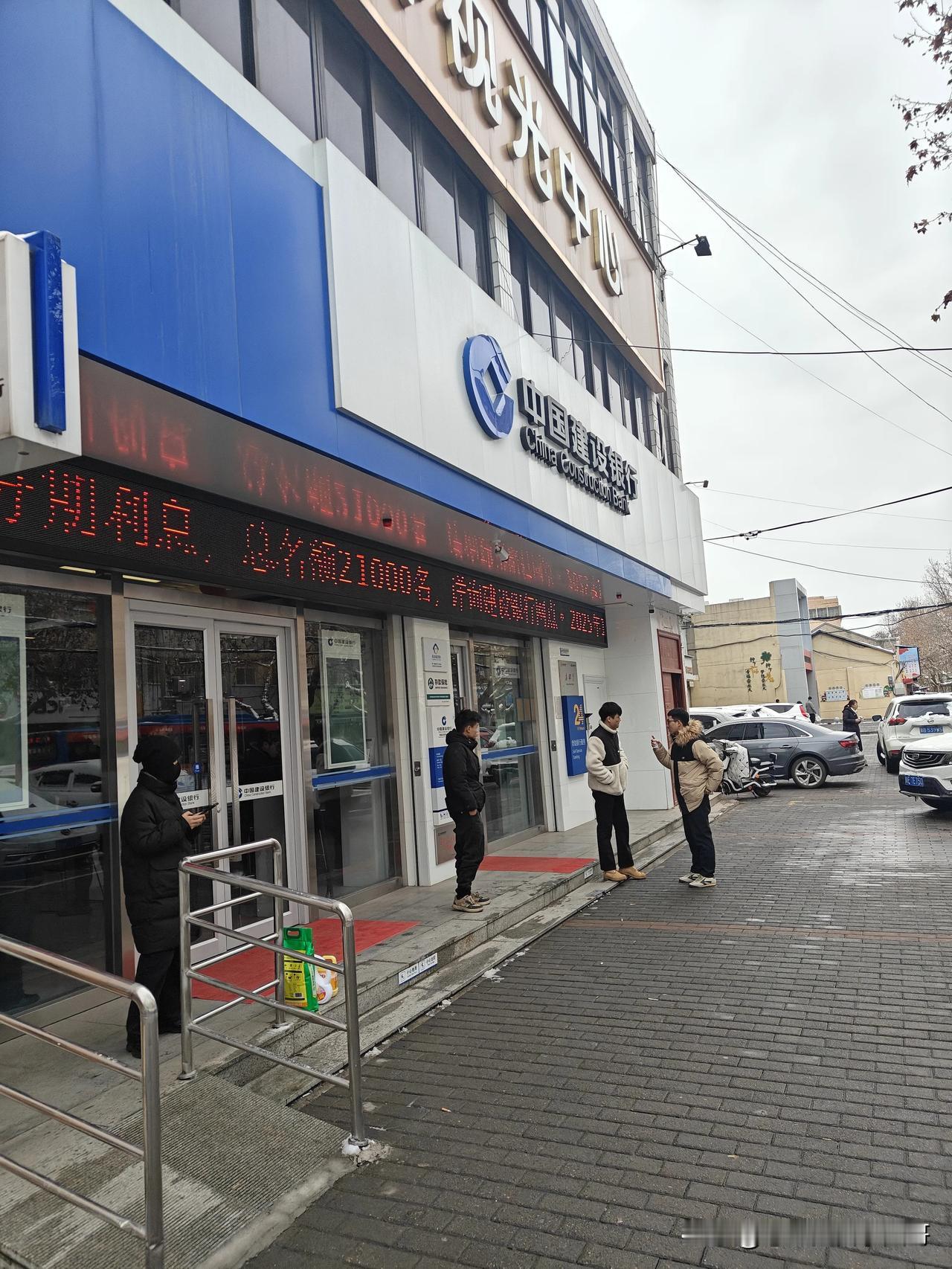 马年纪念币收藏今天是马年纪念币纪念钞兑换的第一天。没有想到兑换纪念币纪念钞的