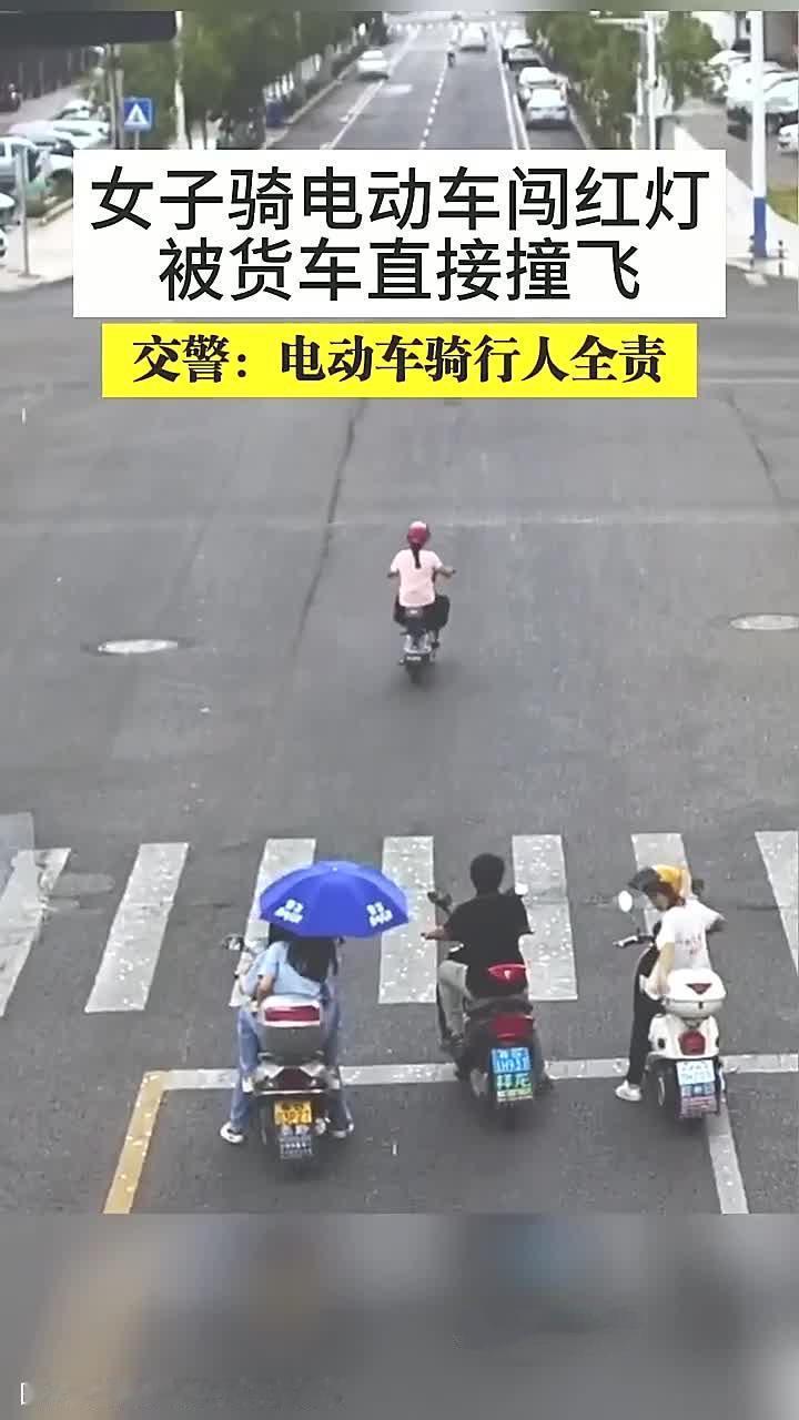 炸裂！闯红灯被撞全责，女子撒泼：“我有理，车就该让行人！”十字路口，车流如织