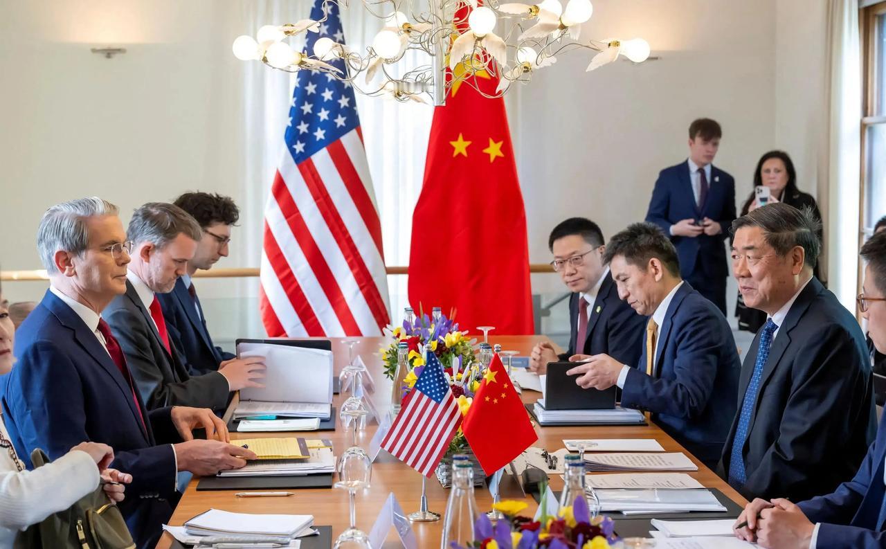 美国人自己都看不下去了！11月20日，纽约时报刊文直言，中国不光顶住了美国全方位