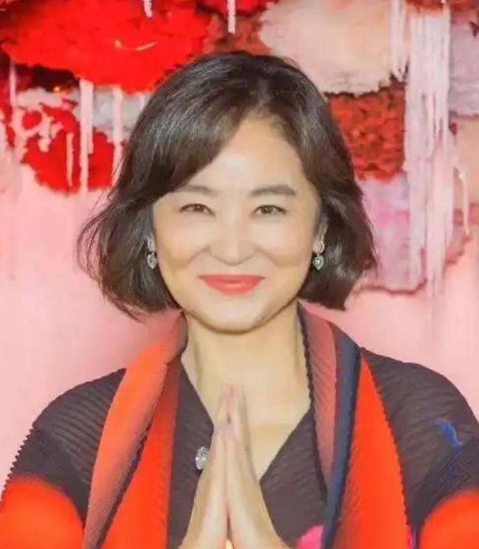 林青霞，冲上热搜。 7月20日，谢贤去世后，他的好友林青霞突然冲上了热搜。港