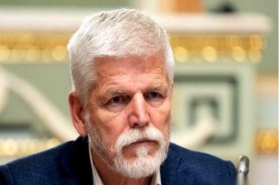 捷克总统帕维尔，当着乌克兰总统泽连斯基的面，话不多。他说，我们准备给你一批战