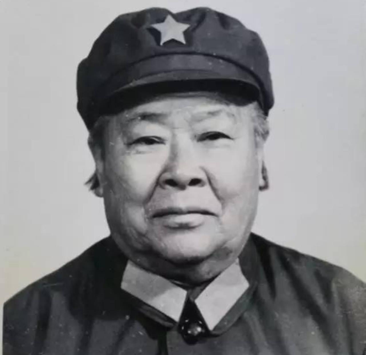 1933年，许世友听说部队有一位武当出身的女侠，便想要切磋一番，他迈着自信的步伐