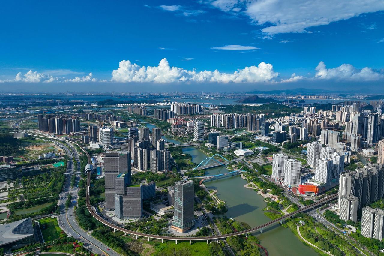 【霍震霆谈南沙发展慢】近日，霍英东集团主席霍震霆在《君品谈》访谈栏目中，被主持人