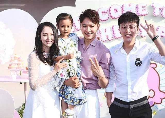 小酒窝幼儿时和亲身父母在一起好开心，一家三口当年好幸福温馨